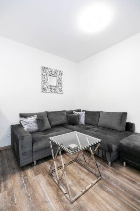 Alure Residences 1 & 24H Self Check-In, Free Parking In Front Of The Apartment Building, New Building, Terrace, Cafe With Breakfast In The Apartment Building, Next To The Aqua Park Banská Bystrica Eksteriør billede