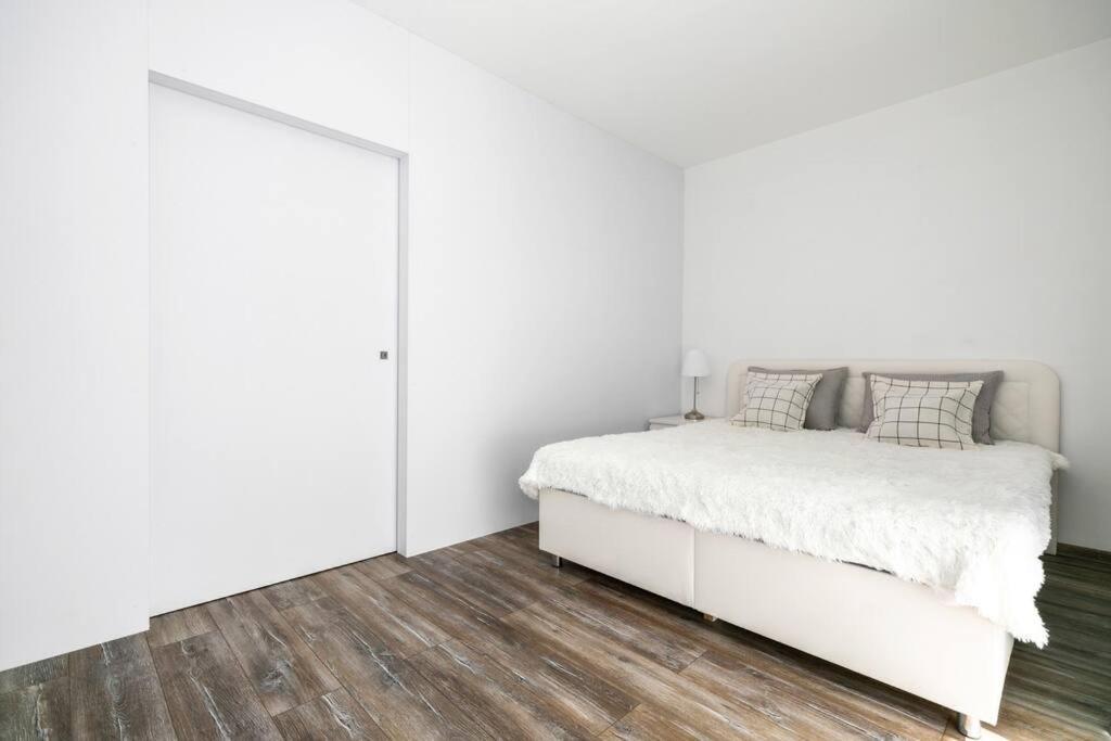 Alure Residences 1 & 24H Self Check-In, Free Parking In Front Of The Apartment Building, New Building, Terrace, Cafe With Breakfast In The Apartment Building, Next To The Aqua Park Banská Bystrica Eksteriør billede