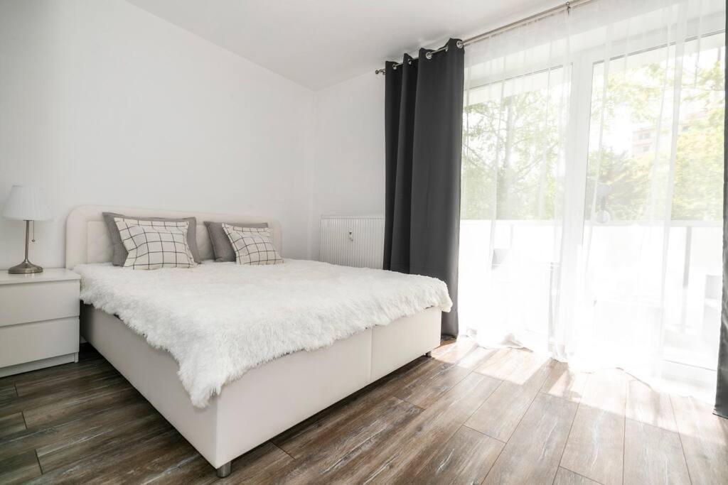 Alure Residences 1 & 24H Self Check-In, Free Parking In Front Of The Apartment Building, New Building, Terrace, Cafe With Breakfast In The Apartment Building, Next To The Aqua Park Banská Bystrica Eksteriør billede