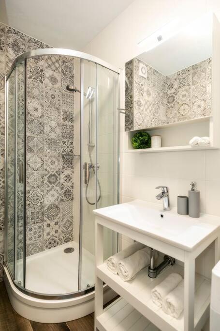 Alure Residences 1 & 24H Self Check-In, Free Parking In Front Of The Apartment Building, New Building, Terrace, Cafe With Breakfast In The Apartment Building, Next To The Aqua Park Banská Bystrica Eksteriør billede