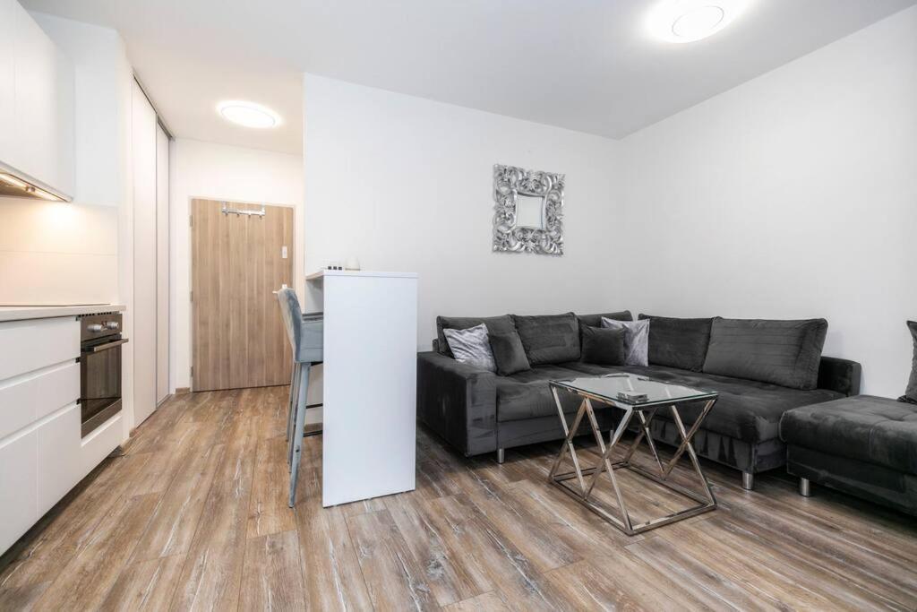 Alure Residences 1 & 24H Self Check-In, Free Parking In Front Of The Apartment Building, New Building, Terrace, Cafe With Breakfast In The Apartment Building, Next To The Aqua Park Banská Bystrica Eksteriør billede